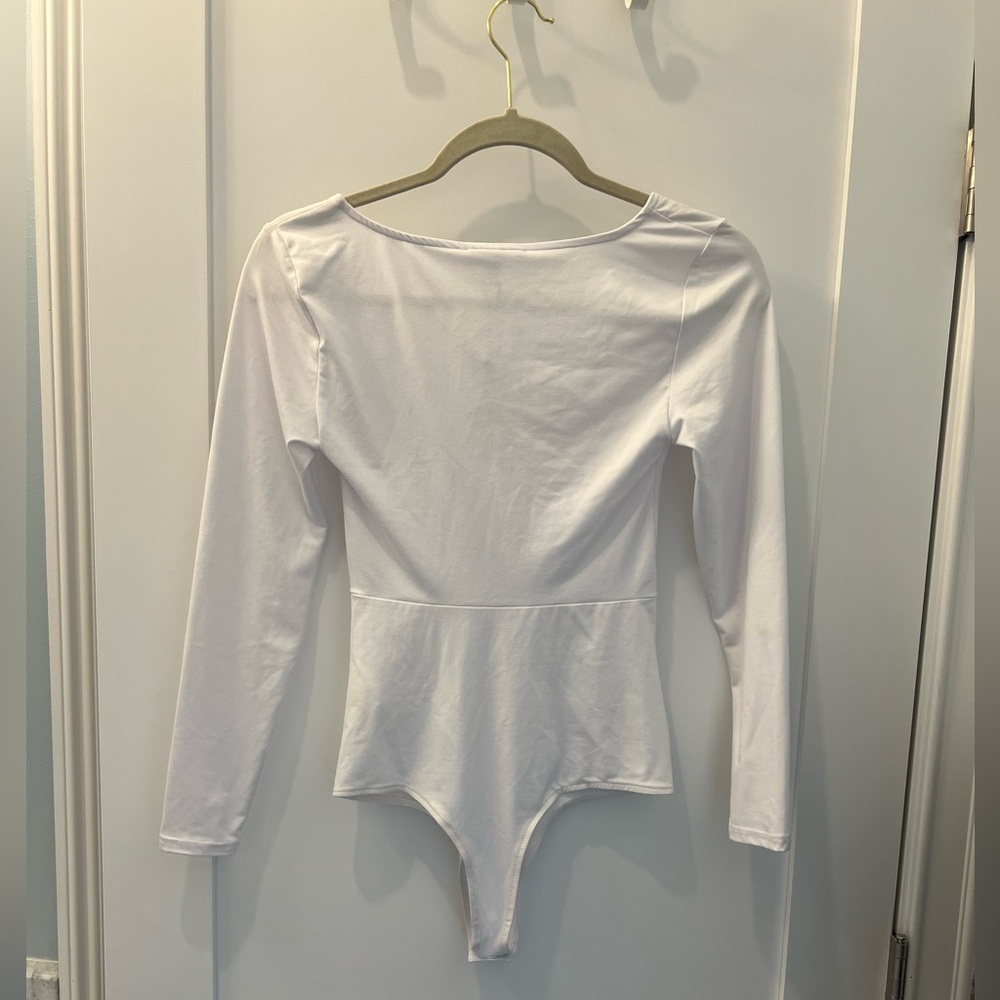 NWT Women’s v-neck White Long Sleeve Bodysuit - Picture 2 of 4
